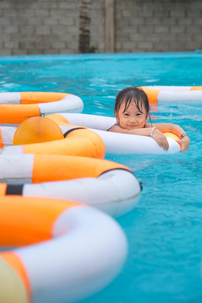 「水と笑顔があふれる夏 〜保育園のプール遊びと安全への取り組み〜」のアイキャッチ